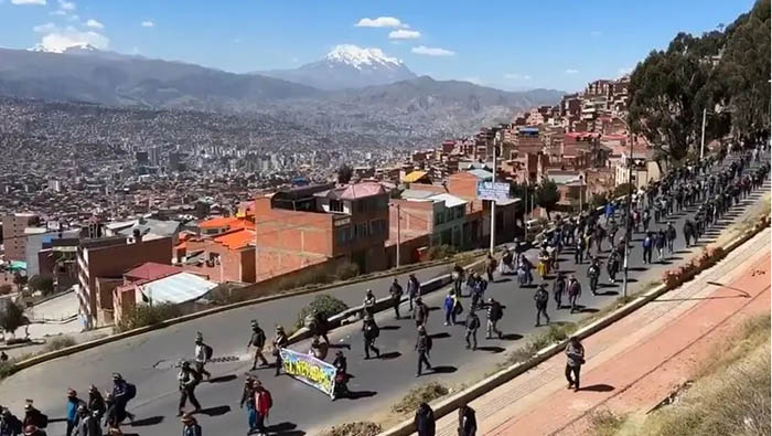Presidente de Bolivia revoca ley para facilitar declaratoria de estado de emergencia ante crisis social